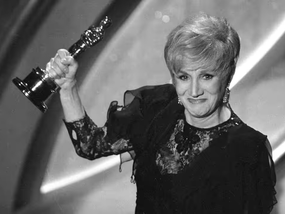Olympia Dukakis holding her Oscar